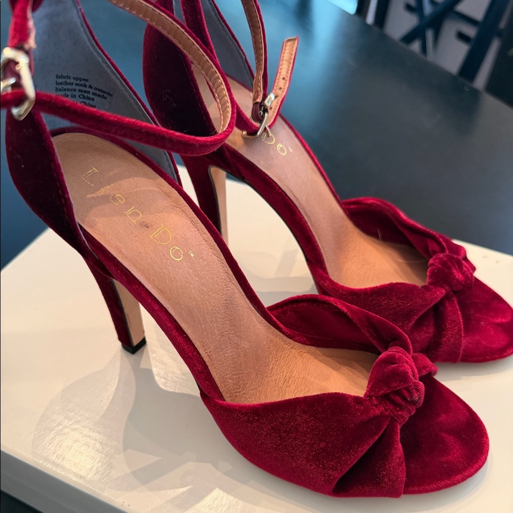 Lien do burgundy velvet strappy heels, size 7